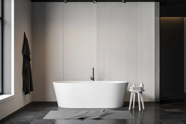 Casa de banho branca e cinzenta com banheira — Fotografia de Stock