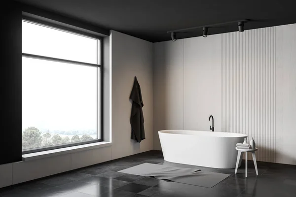 Coin salle de bain blanc et gris avec baignoire — Photo