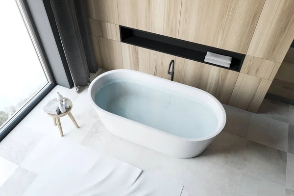 Vista superior del piso de baldosas blancas baño con bañera —  Fotos de Stock