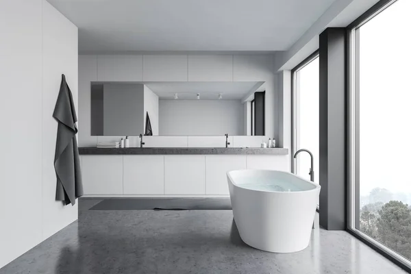 Moderno banheiro panorâmico branco interior — Fotografia de Stock