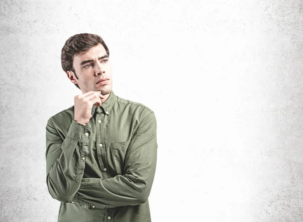 Retrato de pensativo jovem empresário casual — Fotografia de Stock