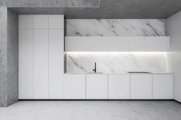 Vitt marmor- och betongkök med diskar — Stockfoto