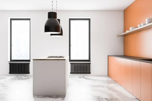 Interior dapur putih dan oranye dengan pulau — Stok Foto