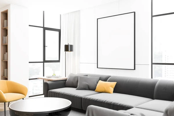 Esquina blanca con sofá y póster — Foto de Stock