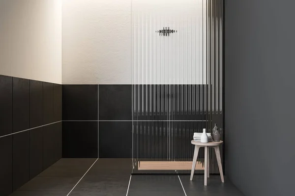 Interior de banheiro de azulejo branco e cinza com chuveiro — Fotografia de Stock