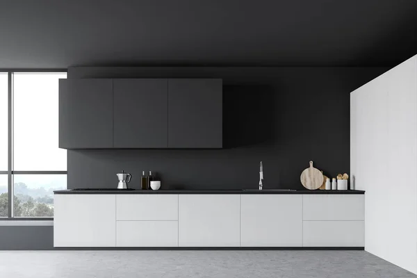 Стильный интерьер серой и белой кухни — стоковое фото