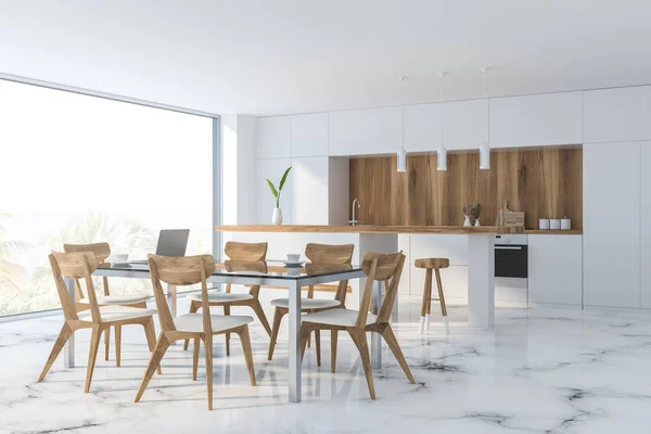 Canto da cozinha piso de mármore com mesa — Fotografia de Stock