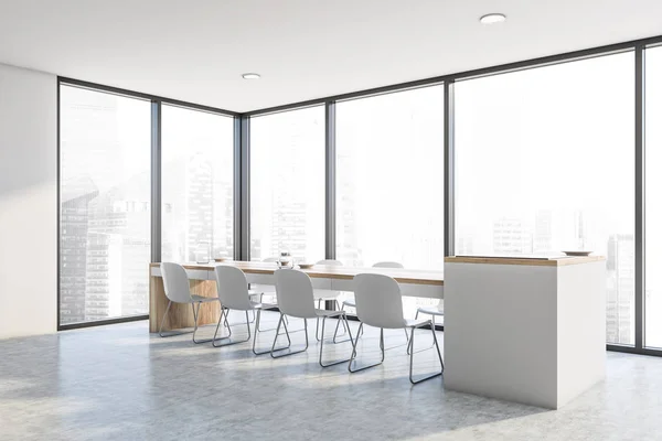Sala da pranzo bianca panoramica con tavolo lungo — Foto Stock