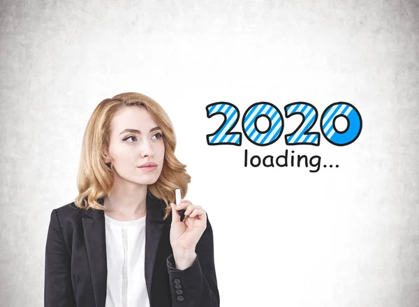 Pensieve zakenvrouw, jaar 2020 loading — Stockfoto