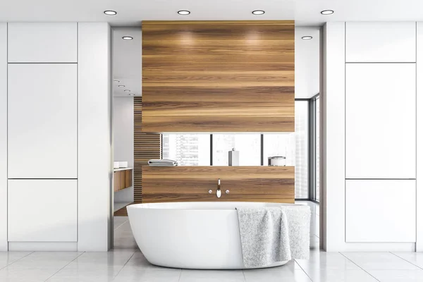 Intérieur salle de bain en bois et blanc avec baignoire — Photo