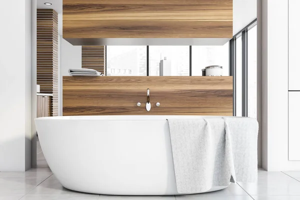 Baignoire confortable dans salle de bain en bois et blanc — Photo