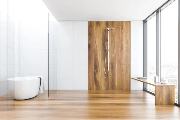 Azulejo branco e banheiro de madeira com banheira e chuveiro — Fotografia de Stock
