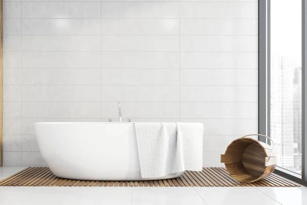 Interior del baño de azulejos blancos con bañera y cubo — Foto de Stock