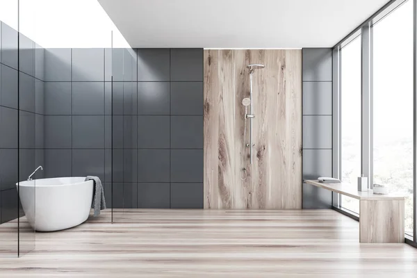 Salle de bain en bois et carrelage gris avec baignoire et douche — Photo