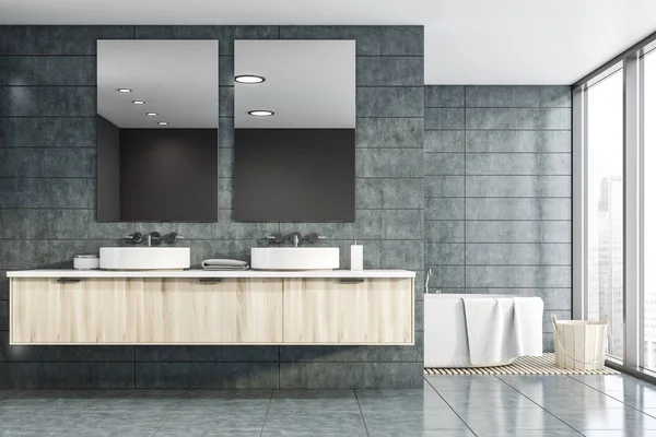 Salle de bain en tuiles grises avec double lavabo et baignoire — Photo