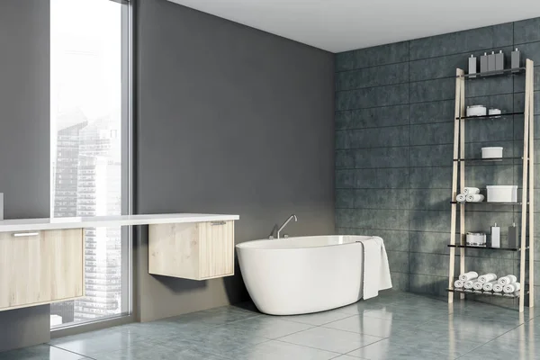 Esquina gris baño con bañera y rack — Foto de Stock