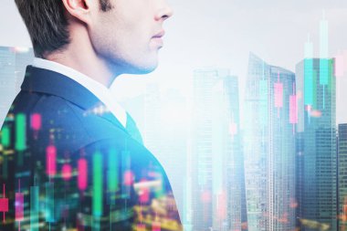Şehirdeki işadamının yan görüntüsü, Forex çizelgesi