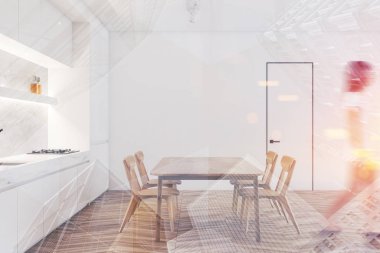 Masa ile beyaz mutfakta yürüyen kadın