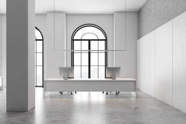 Beyaz kemerli açık uzay ofisi içi