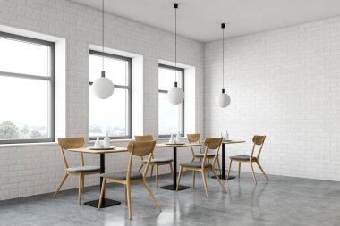 Beyaz tuğlalı bir restoran köşesi.