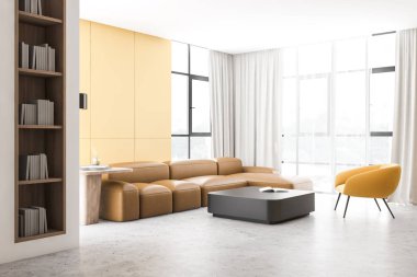 Sarı oturma odasının köşesinde deri kanepe.