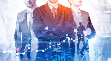 Şehirde üç kendine güvenen yönetici, dijital çizelgeler