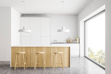 Tahta çubuklu ve tabureli beyaz mutfak.