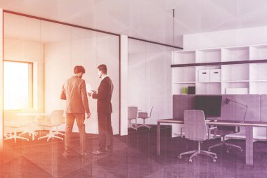 Modern açık uzay ofisindeki iş ortakları