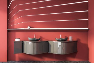 Kırmızı ve kahverengi banyoda çift lavabo