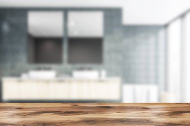 Bulanık gri fayans banyodaki masa.