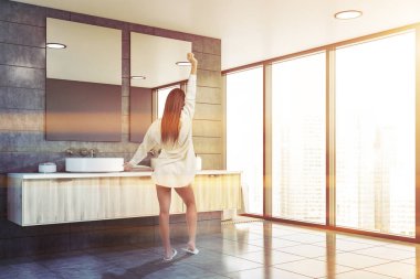 Lavabo ile panoramik gri banyoda Kadın