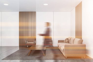 Beyaz ofis salonunda yürüyüş işadamı