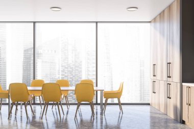 Panoramik yemek odası, dolaplar ve sarı sandalyeler.