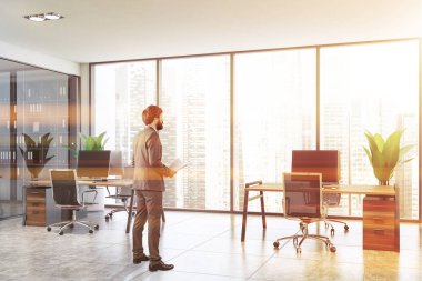 Panoramik Beyaz Ofis 'te belgeleri olan adam