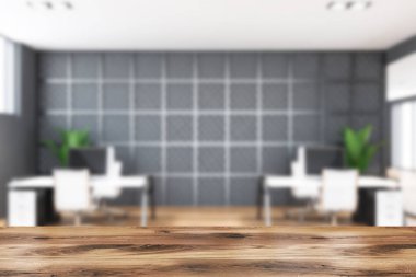 Gri ve metal açık uzay ofisindeki masa