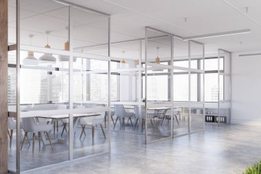 Rahat toplantı odaları olan beyaz bir ofis.