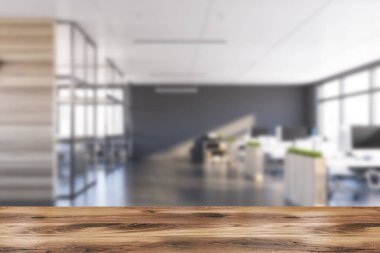 Bulanık gri ofis arkaplanı üzerindeki tablo