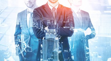 Şehirde kendinden emin üç yönetici var.