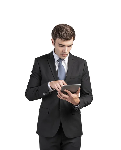 Jovem empresário sério usando tablet — Fotografia de Stock
