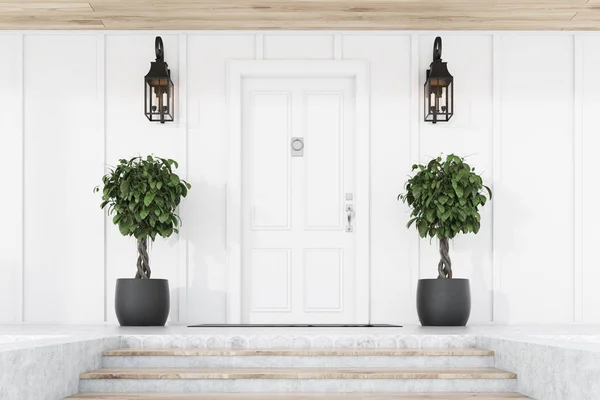 Puerta blanca de la casa blanca con árboles, escaleras — Foto de Stock