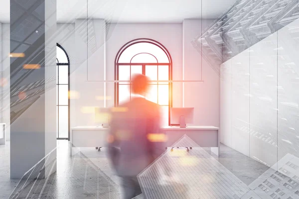 Üzletember belépő fehér nyílt térben iroda — Stock Fotó