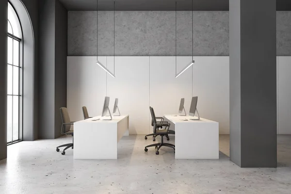 Білий і сірий відкритий простір офісний інтер'єр — стокове фото