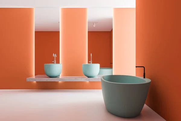 Pomarańczowa łazienka z niebieskim zlewem i wanną — Zdjęcie stockowe