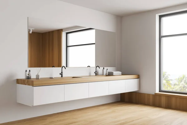 Hörnet av vitt och trä badrum med dubbla handfat — Stockfoto