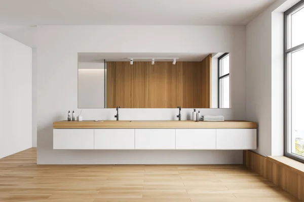 Bagno bianco e in legno con doppio lavabo — Foto Stock