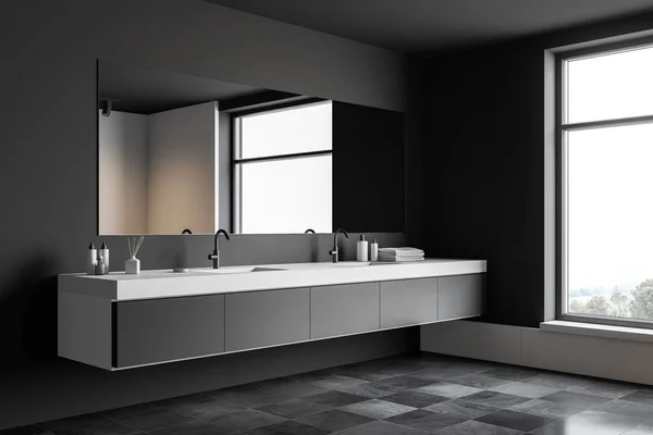 Ecke des grauen Badezimmers mit Doppelwaschbecken — Stockfoto