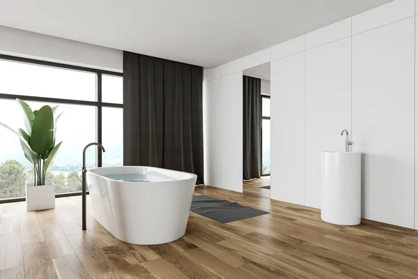 Przestronny biały i drewniany kącik łazienkowy — Zdjęcie stockowe