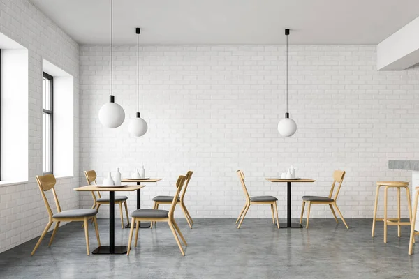 Інтер'єр кафе з білої цегли з столами — стокове фото