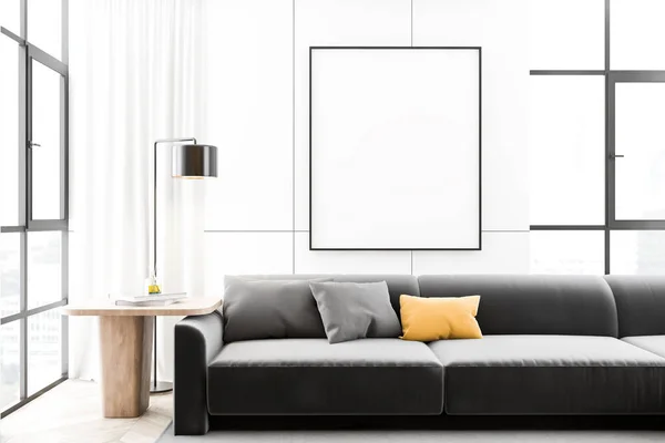 Interior branco da sala de estar com sofá e cartaz — Fotografia de Stock
