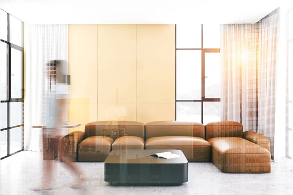 Mulher andando na sala de estar com sofá de couro — Fotografia de Stock